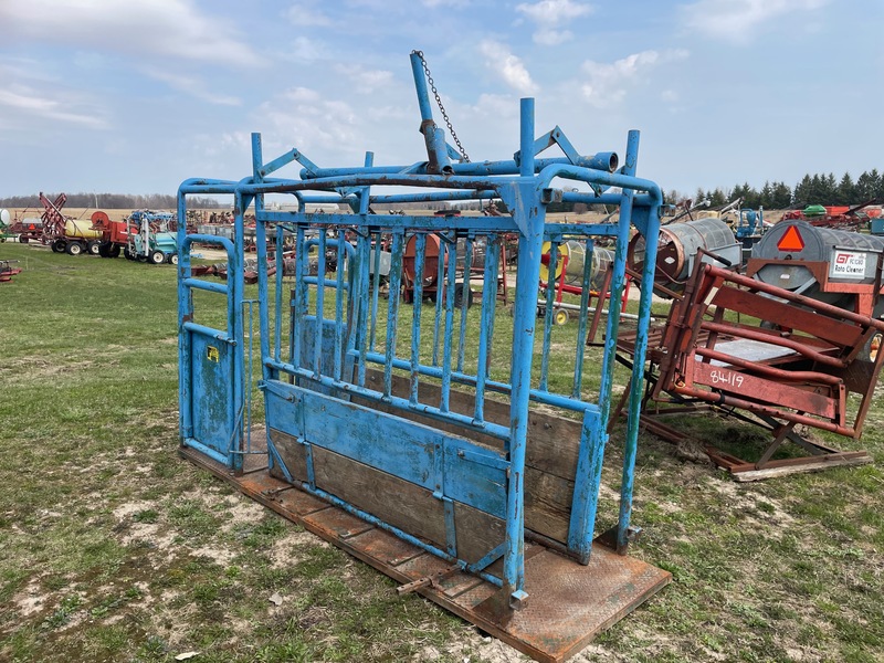 Hay/Forage/Livestock  Frey Cattle Squeeze Chute Photo